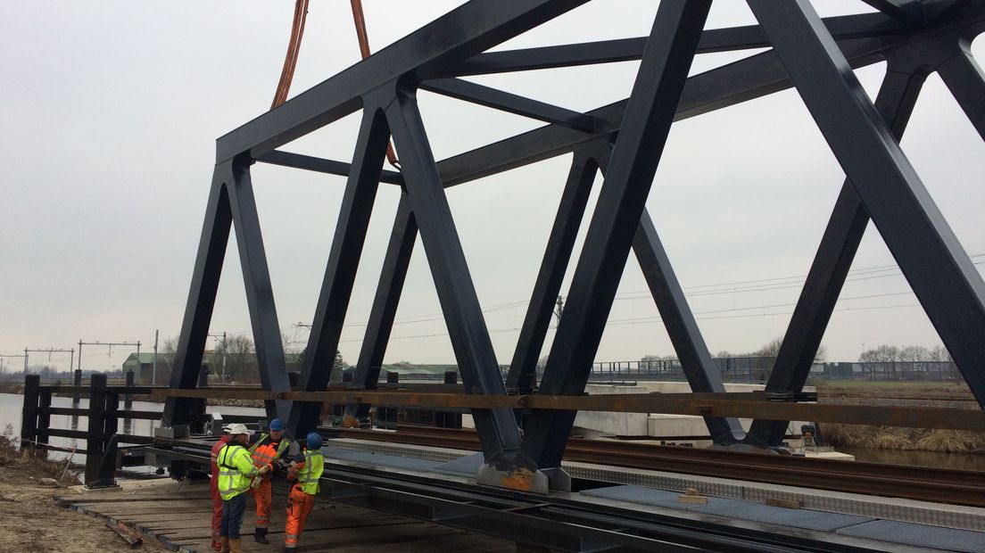 De brug wordt op z'n plek gehesen  (Rechten: RTV Drenthe / Serge Vinkenvleugel)