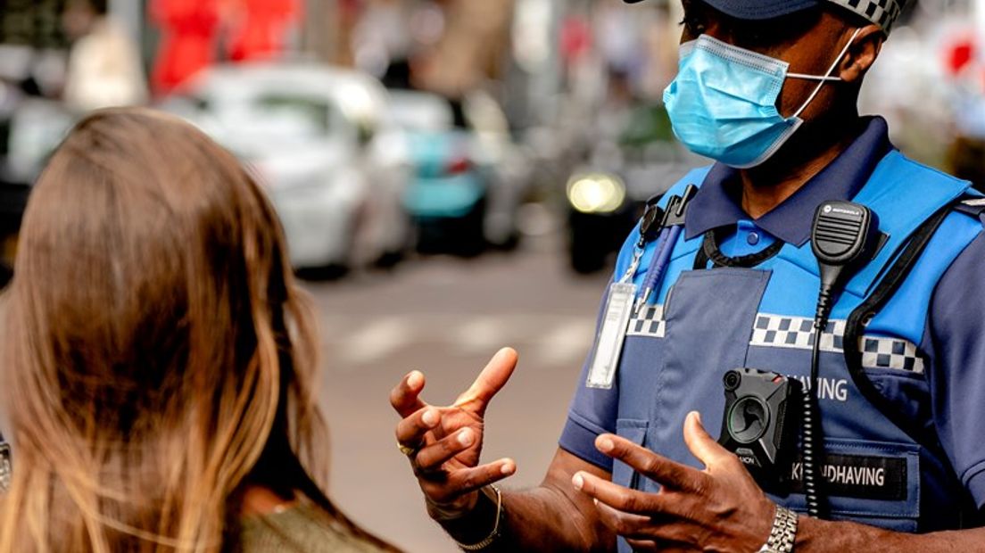 Een handhaver (BOA) in gesprek op straat.