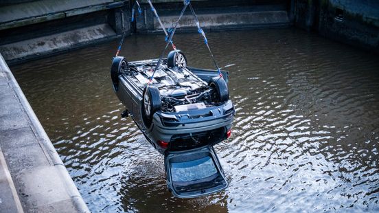 Automobilist rijdt achteruit en dan gaat brug open, vrouw stort meters naar beneden en overlijdt Home