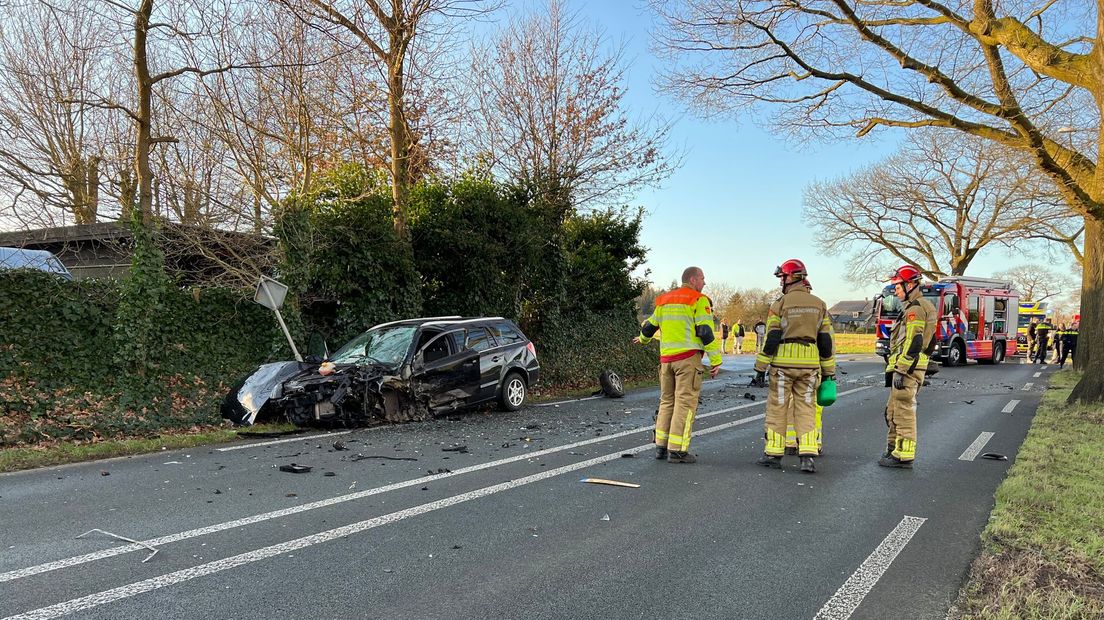 Frontale botsing op N348 bij Deventer, weg dicht