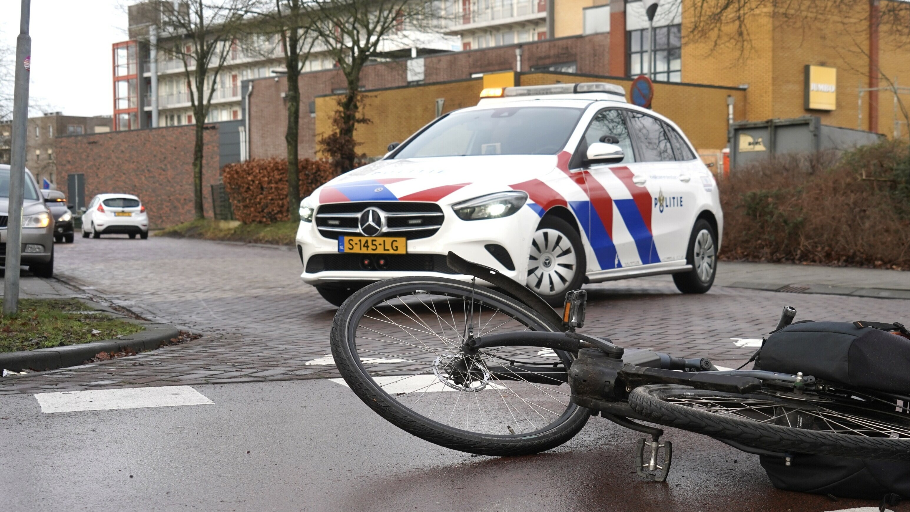 Fietser raakt gewond bij botsing met twee autos in Assen.