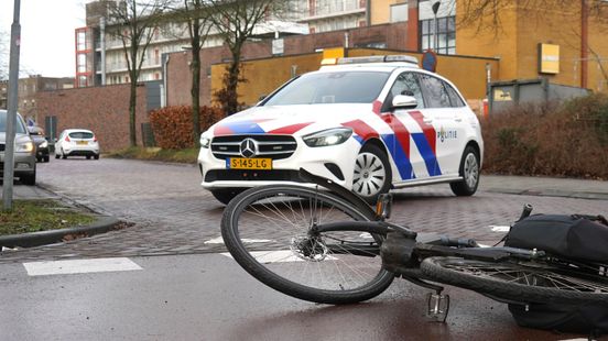 Fietser raakt gewond bij botsing met twee autos in Assen. Fietser raakt gewond bij botsing met twee autos in Assen.