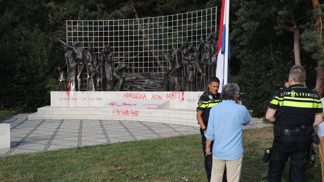 Het Indisch Monument werd 14 augustus, een dag voor de herdenking, beklad