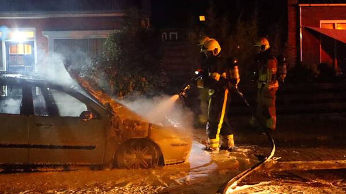 Auto gaat in vlammen op in Leeuwarden