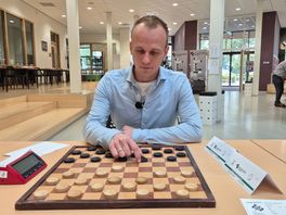 Van beeldscherm naar dambord: jongeren in Midden-Drenthe zoeken contact met ouderen