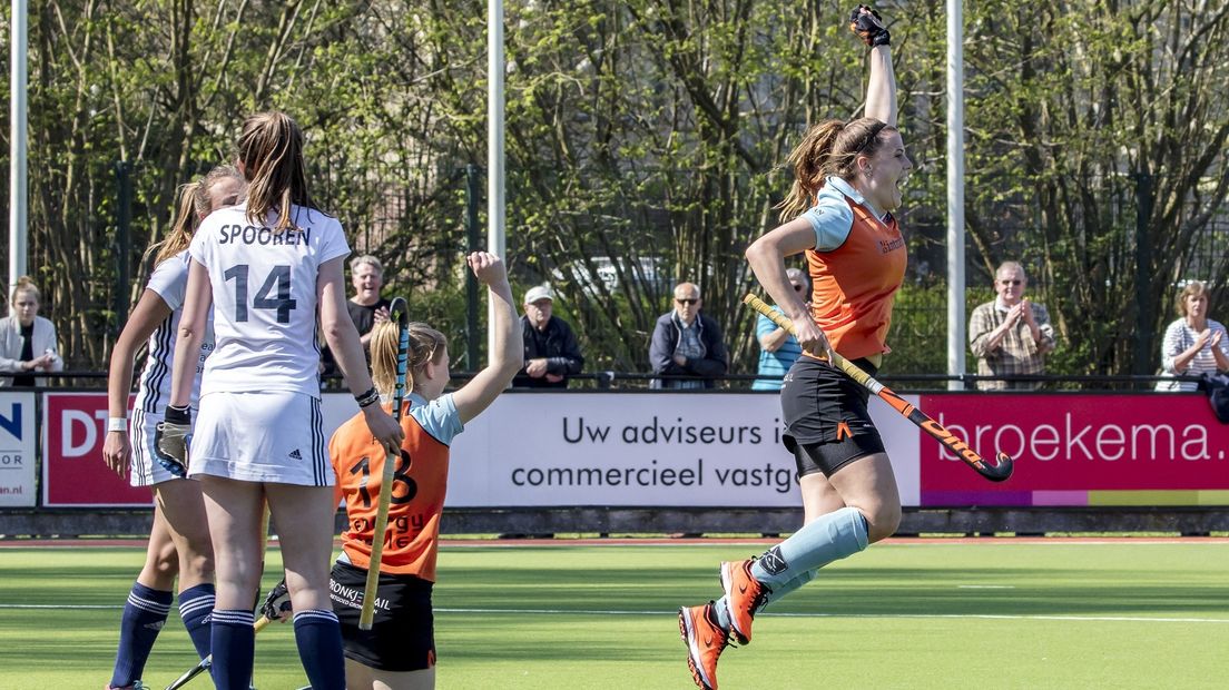 Pam van Asperen viert haar goal: 1-0