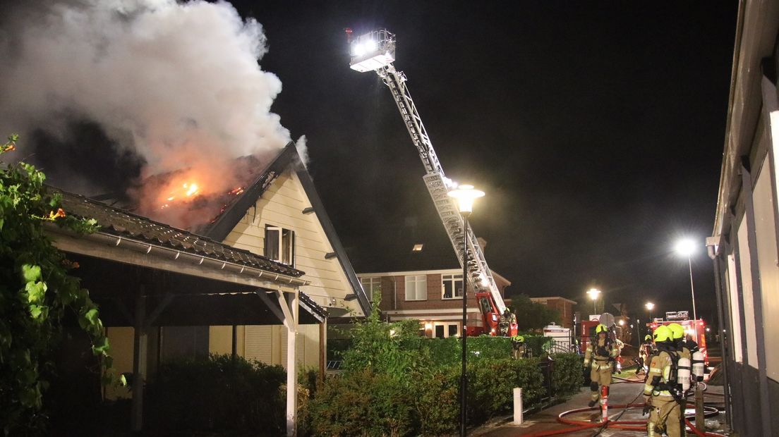 Grote woningbrand in Goes, waarschuwing voor rook