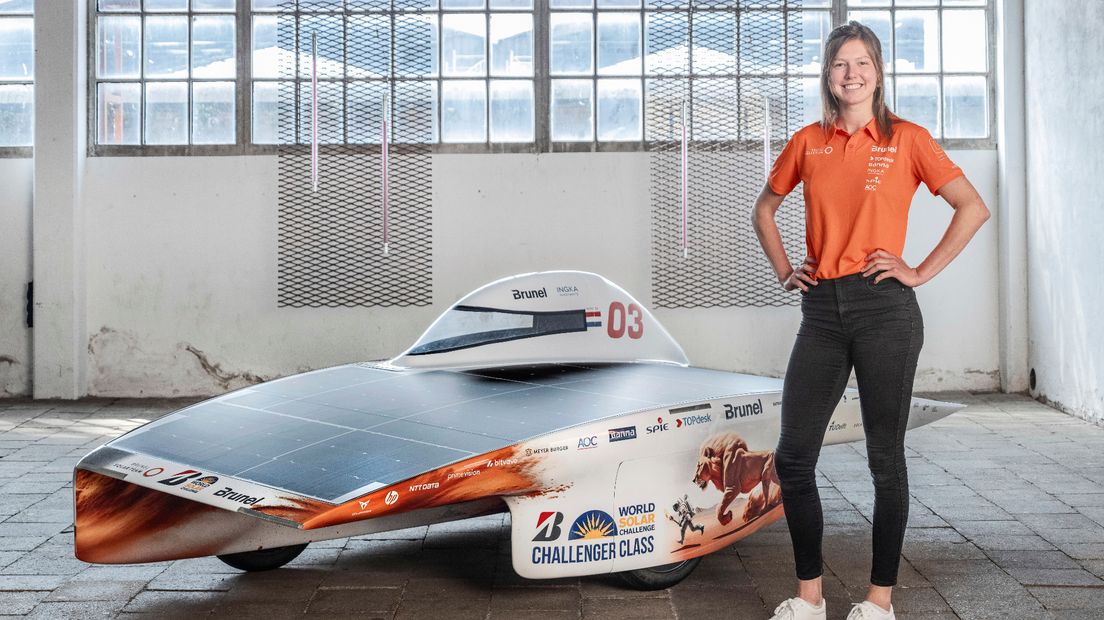 Alinda uit Amersfoort is met een groep studenten van de TU Delft bezig aan een zonnerace in Australië.