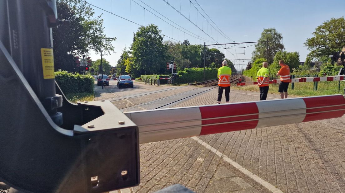 De overweg in de Bornerbroeksestraat in Borne