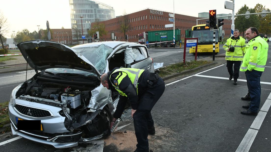 Veel blikschade bij één van de gebotste auto's.