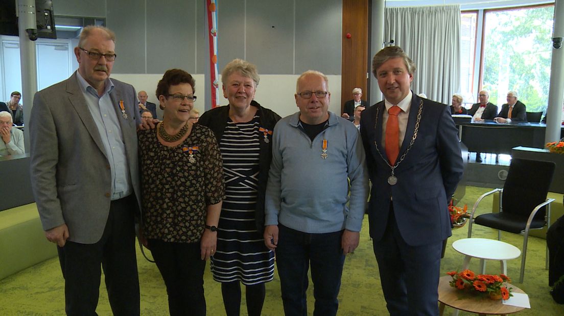 Woensdagochtend de dag voor Koningsdag, de traditionele lintjesregen komt ook in Tiel op gang. TEC-vrijwilliger Gerrit Gerritsen wordt onder valse voorwendselen naar het gemeentehuis gelokt, waar hem een grote verrassing staat te wachten.