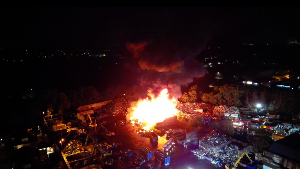 Brand meester bij grote brand recyclingbedrijf Haelen