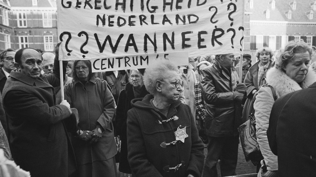 Demonstratie Binnenhof tegen vrijlating Menten 1978 I
