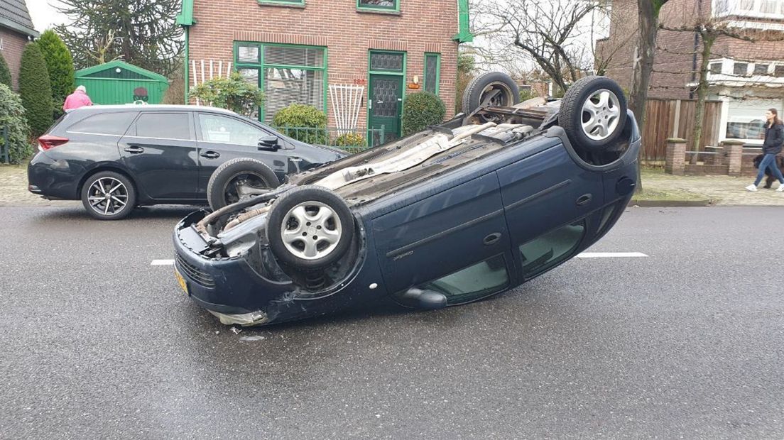 Auto op de kop bij botsing in Hengelo