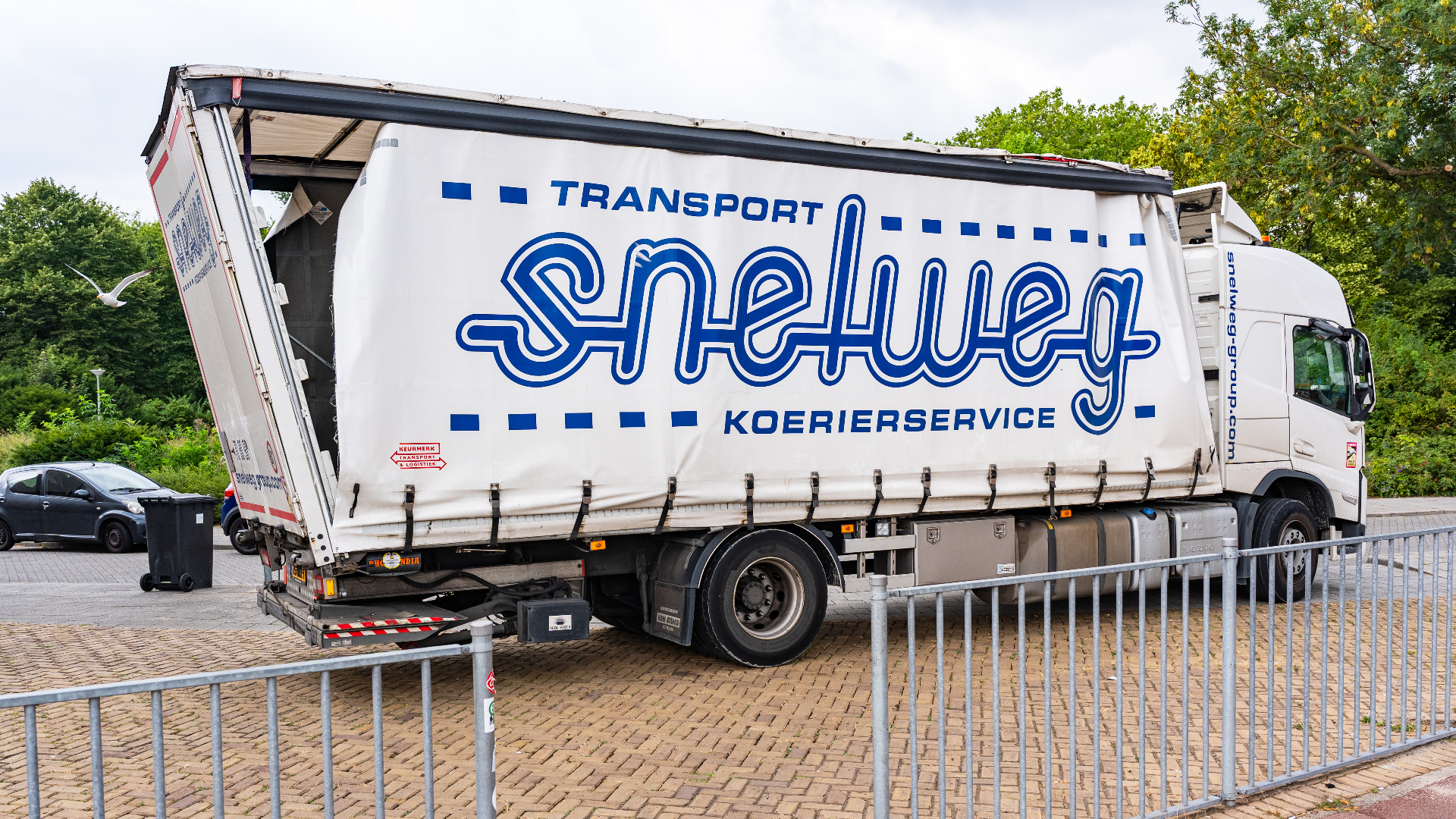 De vrachtwagen liep flinke schade op