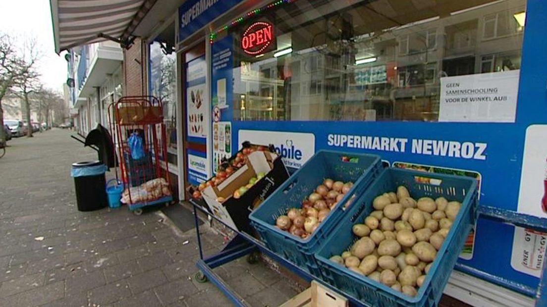 Supermarkt Newroz aan de Leggelostraat in Den Haag