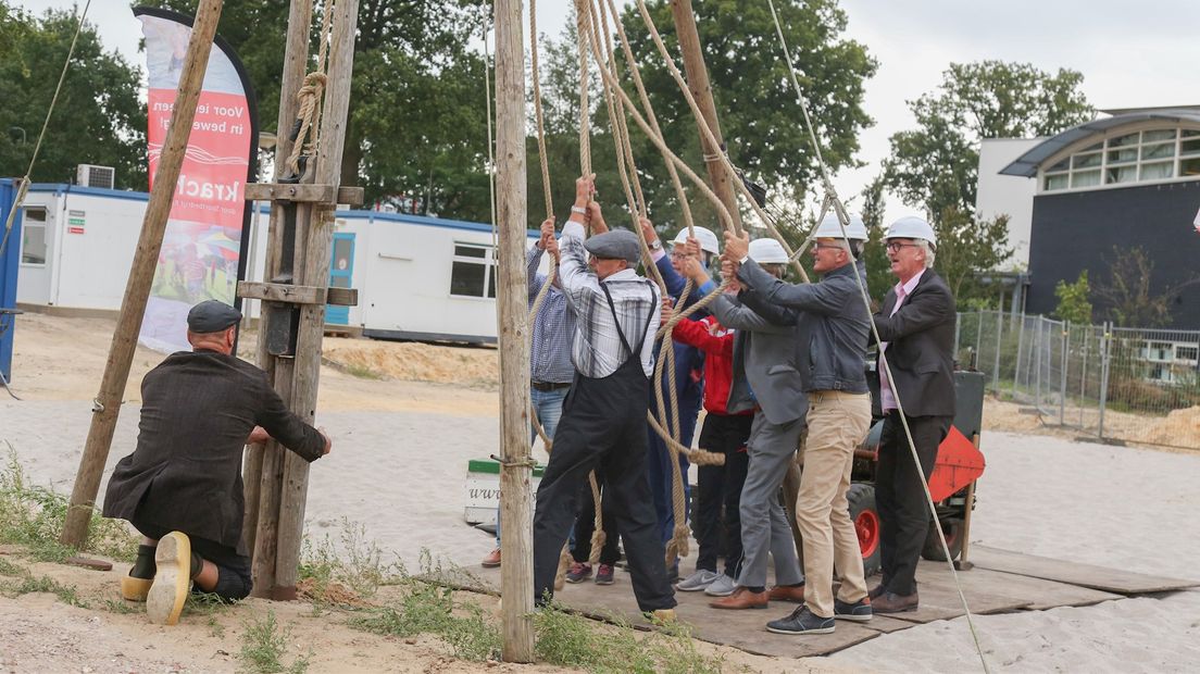 Feestelijke eerste paal gaat de grond in