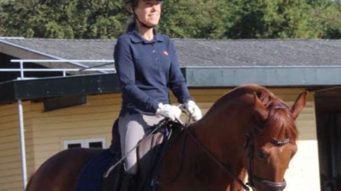 Astrid Hoppenbrouwers op haar paard.