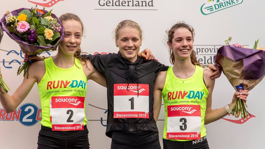 Mark van Kessel uit Deurne heeft tijdens de vijfde Stevensloop de 5 kilometer gewonnen. Hij deed 15 minuten en 42 seconden over zijn race. Bij de vrouwen ging de eindzege naar de 18-jarige Roos Blokhuis uit Hoornaar in een tijd van 17.19. Op de 10 kilometer prolongeerde Jesper van der Wielen uit Wijchen de titel.