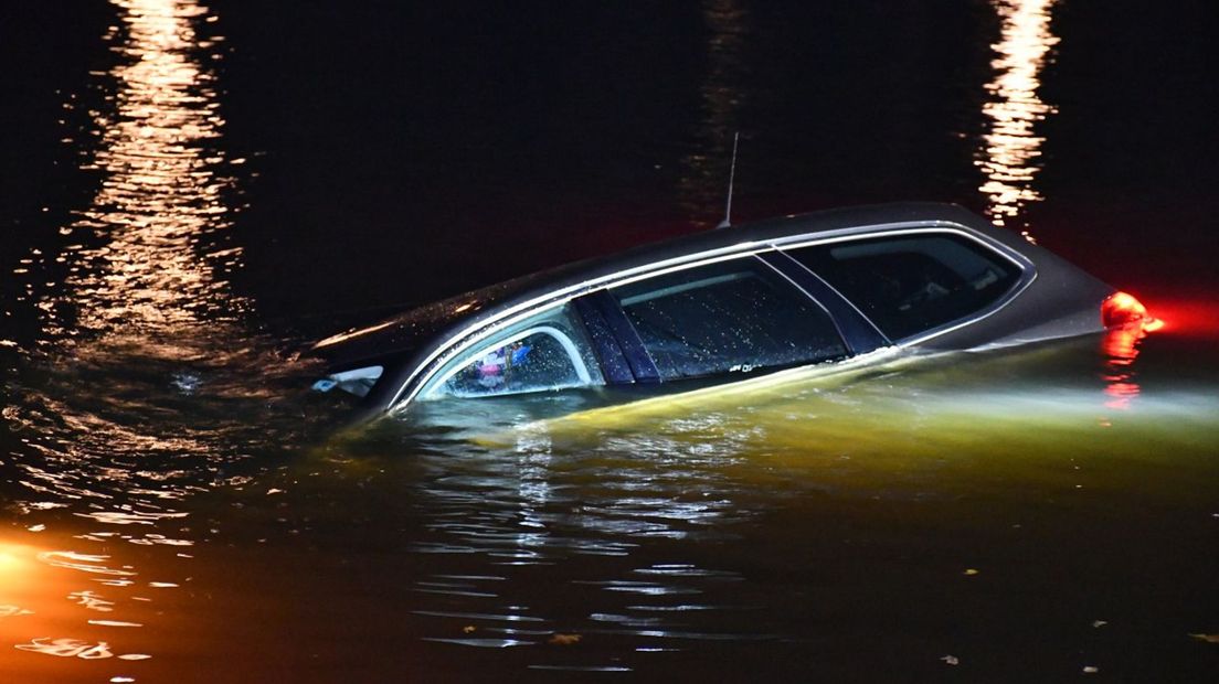 De auto ging vrijwel geheel kopje onder