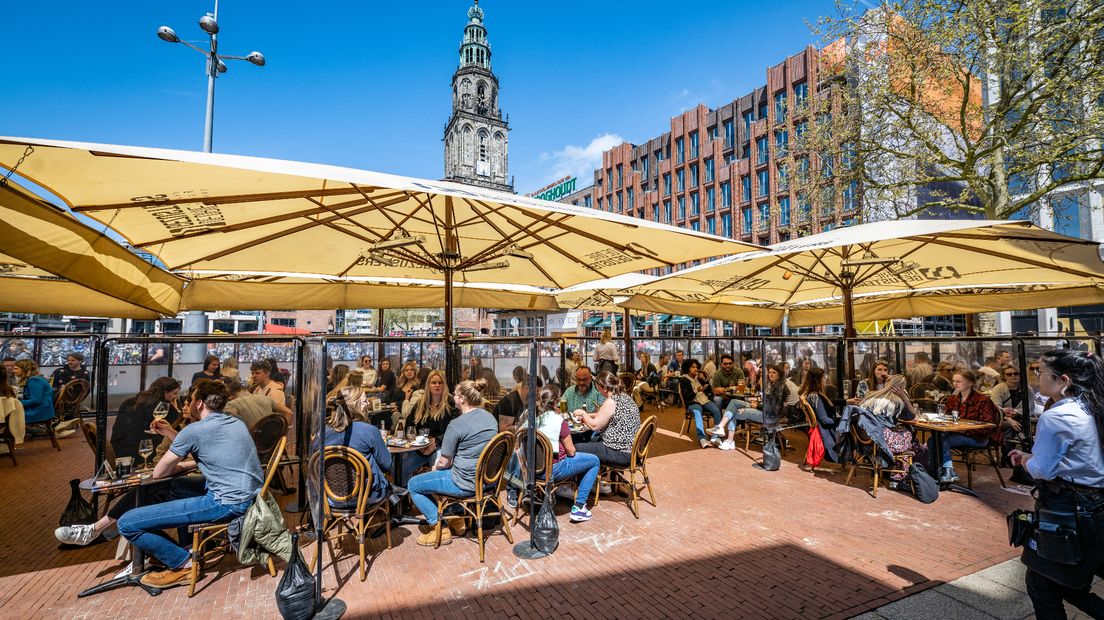 Mensen genieten op het terras van De Drie Gezusters in Stad