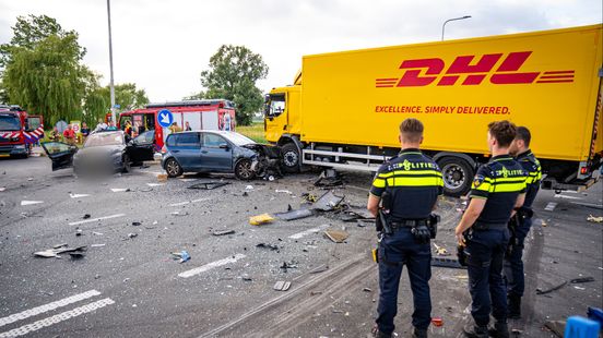 Ravage op provinciale weg na ongeluk met vrachtwagen en twee auto's Home