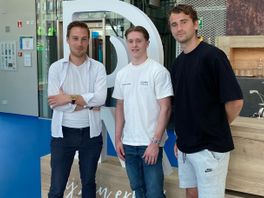 Van links naar rechts: presentator Jesse van Someren, turner Martijn de Veer en hockeyer Guus Jansen