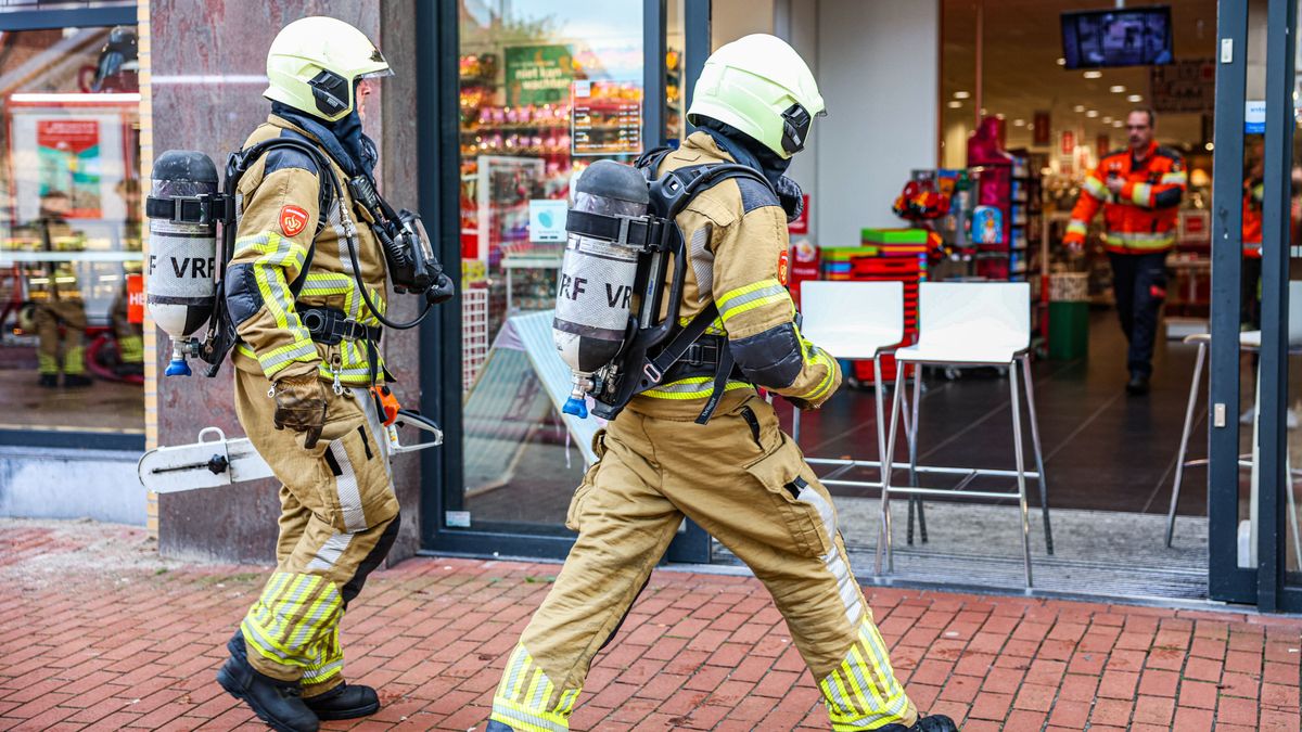 Brand op dak van appartementen boven HEMA in Drachten | Auto belandt in de sloot in Lippenhuizen