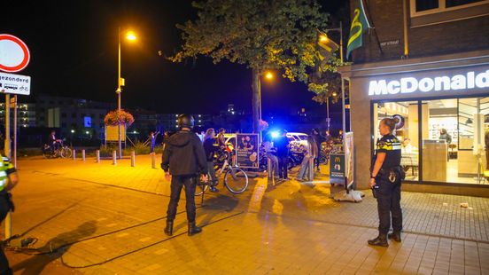Groep jongeren raakt slaags met politie, agent zet taser in