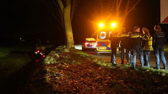 Automobilist belandt ondersteboven in greppel: hulpverleners bevrijden bestuurder Nieuws