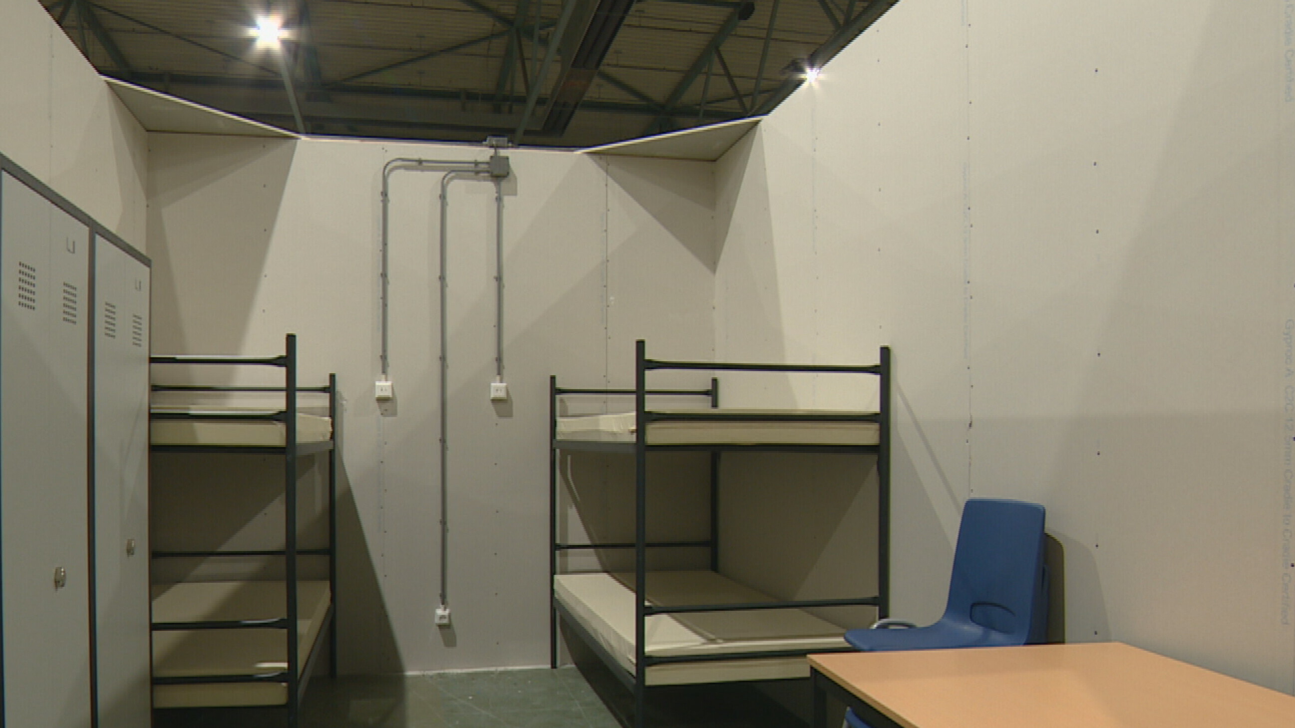 Al 140 flechtlingen yn it WTC Expo yn Ljouwert, mar noch gjin plafonds