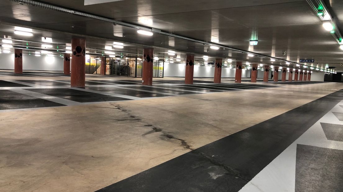 Er zitten lange scheuren in de onderste vloer van de parkeergarage Westluidense Poort in Tiel. Hierdoor lekt ook water naar binnen. De gemeente onderzoekt de kwestie en kan op dit moment niet aangeven hoe ernstig de scheuren zijn, waardoor het komt of wat eraan gedaan moet worden.