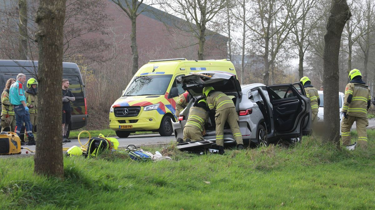 Twee gewonden bij zware crash in Scherpenzeel
