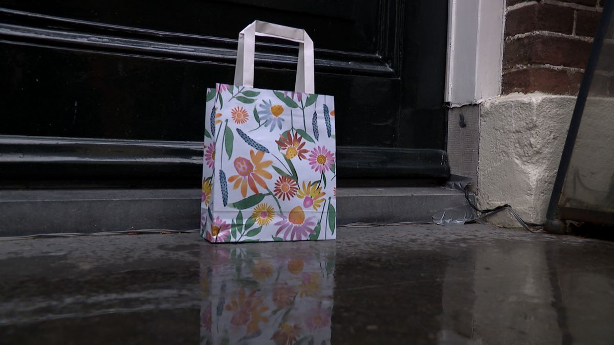 Mysterieuze kerstengelen laten kleinigheidjes achter voor deuren in Kapelle