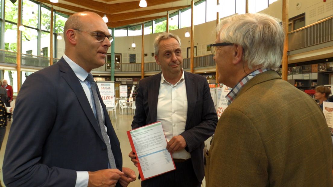 Een petitie tegen de bezuinigingen is aangeboden aan wethouders Boonzaaijer & Waaldijk.
