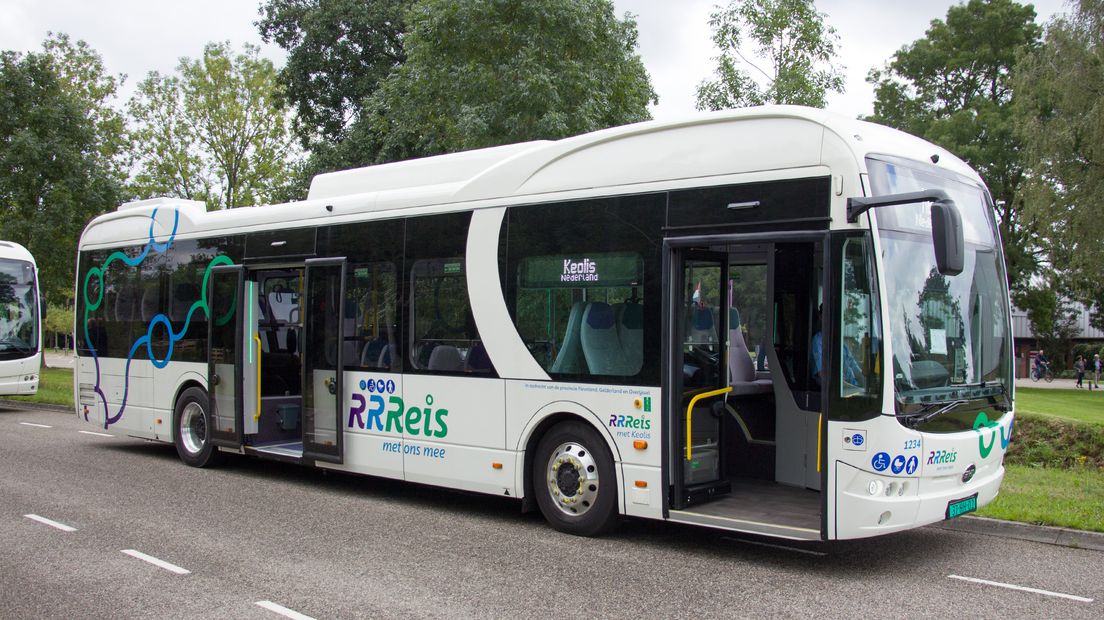 De nieuwe elektrische bussen waarmee Keolis vanaf zondag in de regio IJssel-Vecht rijdt