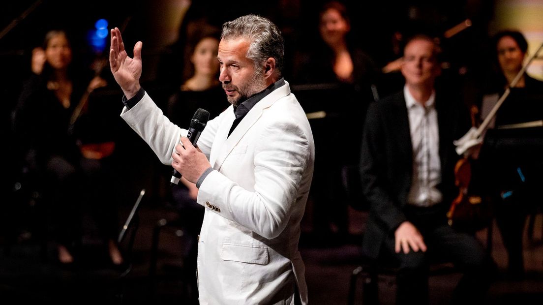 Tijl Beckand met op de achtergrond het Residentie Orkest