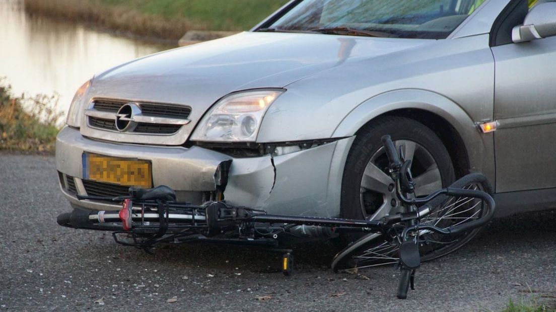 Fietser gewond geraakt door botsing met auto in Nieuwleusen