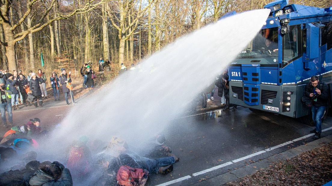 De politie zette in maart een waterkanon in tegen de demonstranten van Extinction Rebellion