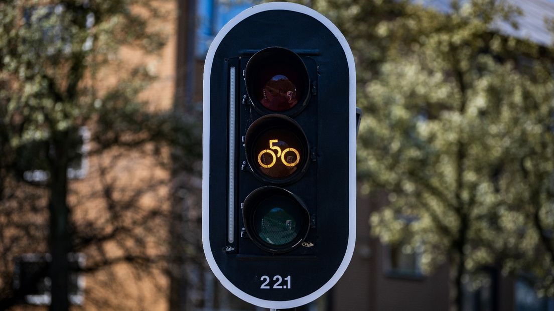 Een stoplicht voor fietsers in de stad Groningen staat op oranje
