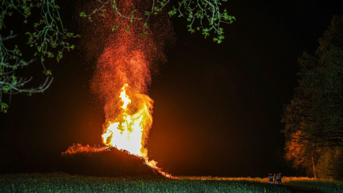 Burgemeester Fokkens niet blij met illegaal paasvuur Jubbega