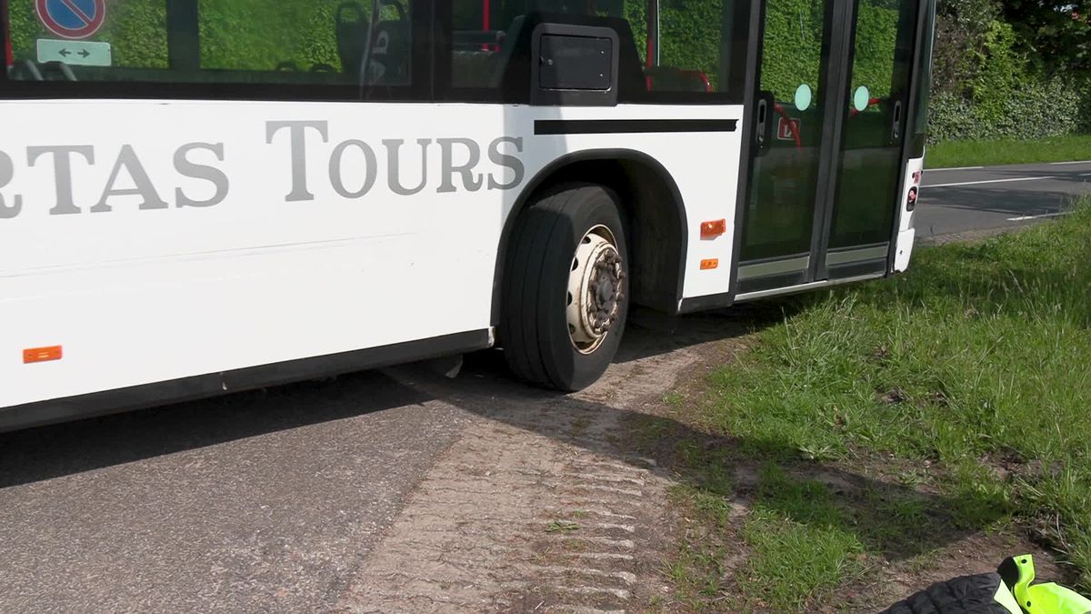 Syrisch-orthodoxe christenen met de bus naar klooster in Glane