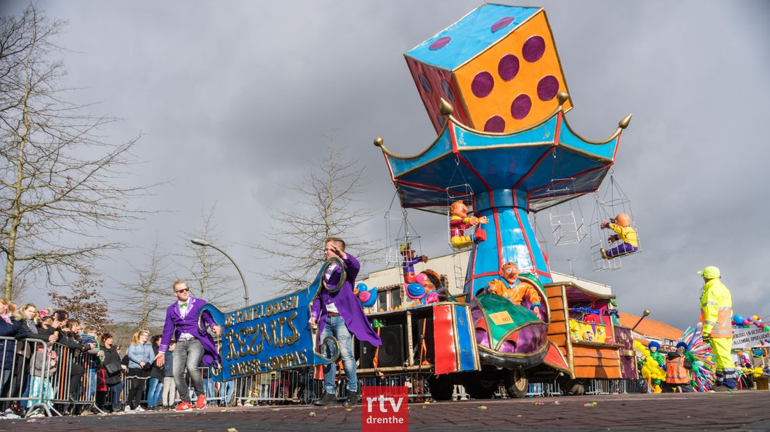 De traditionele carnavalsoptocht reed vandaag door het dorp (Rechten: RTV Drenthe/Kim Stellingwerf)