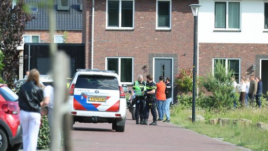 Kind komt om bij ongeval met busje in Hellendoorn, bestuurder aangehouden. Kind komt om bij ongeval met busje in Hellendoorn, bestuurder aangehouden.