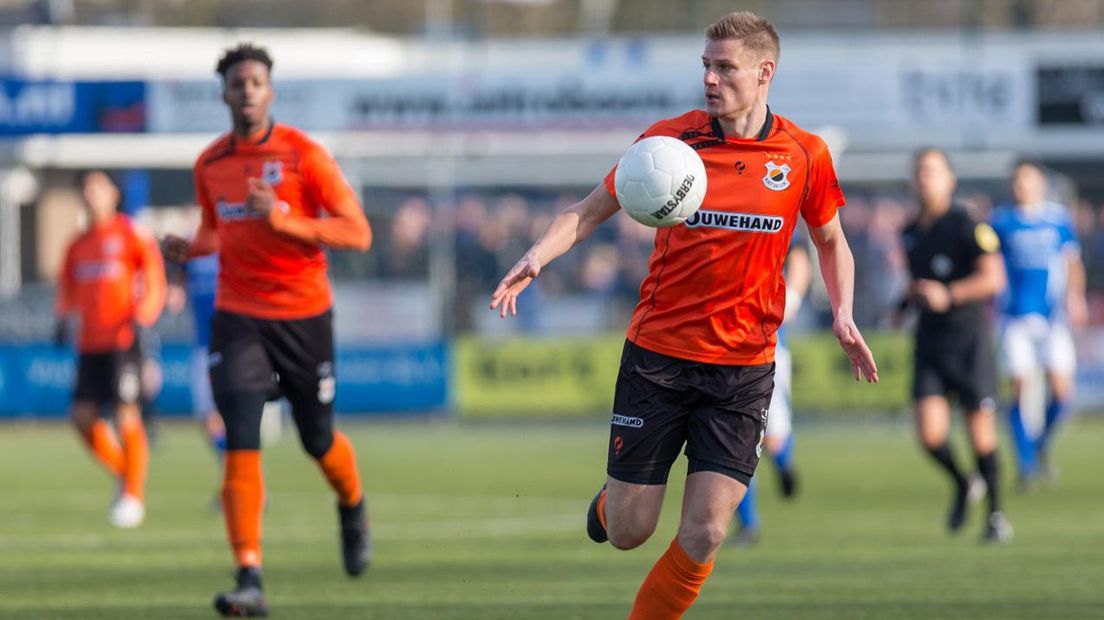 Katwijk-speler Stefan Plat aan de bal tegen GVVV