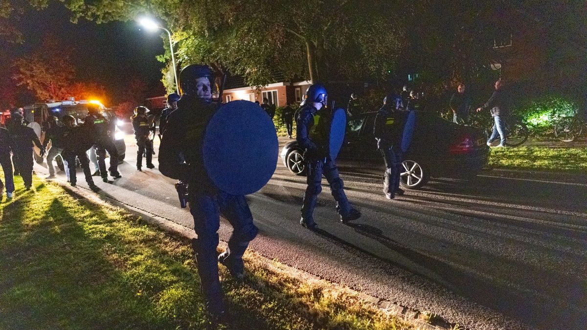 Demonstranten gooien spijkers op straat bij aankomst asielzoekers in Surhuisterveen, ME ingezet
