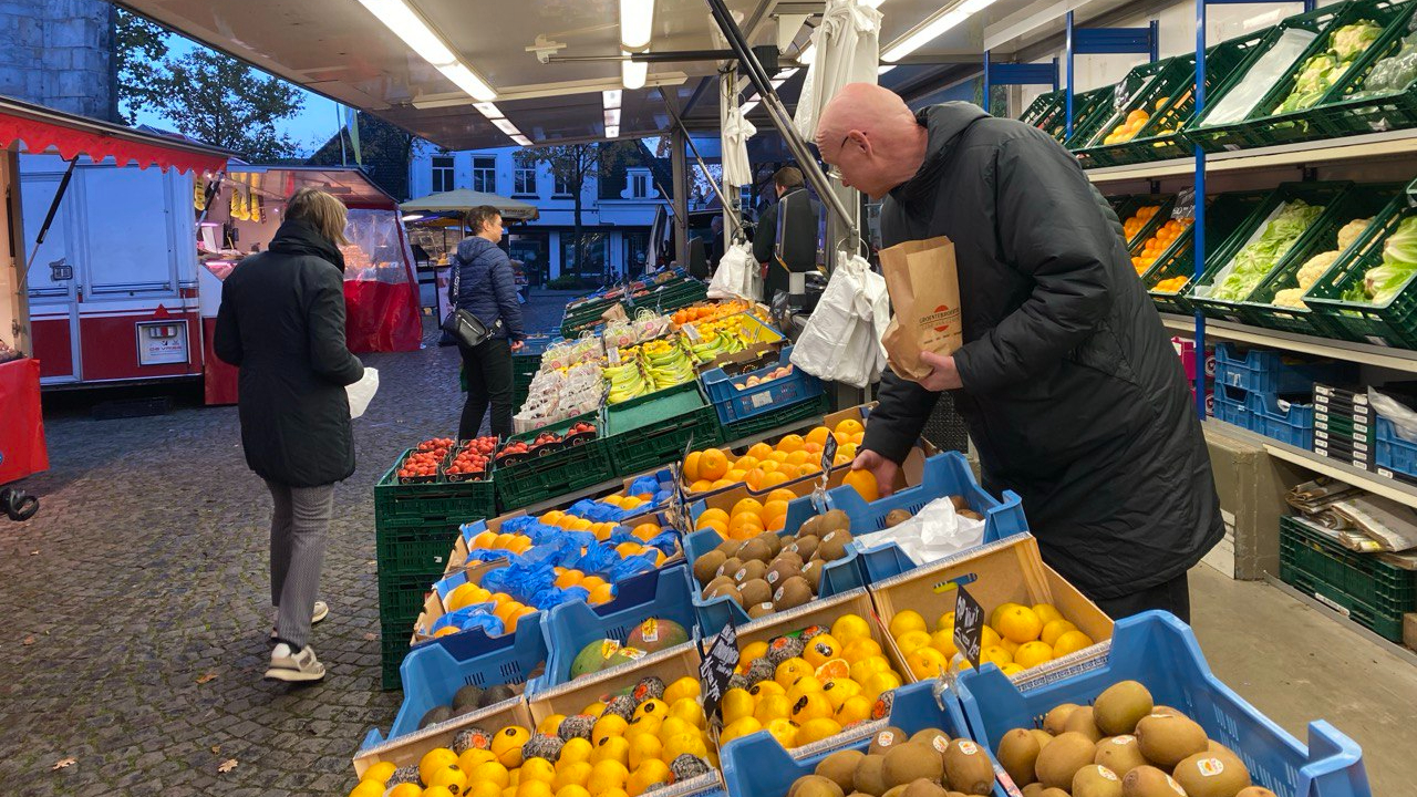 Op de markt in Ootmarsum zijn de verkiezingen het gesprek van de ochtend.