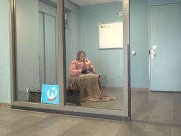 Angela kan niet naar haar huis door de kapotte lift.