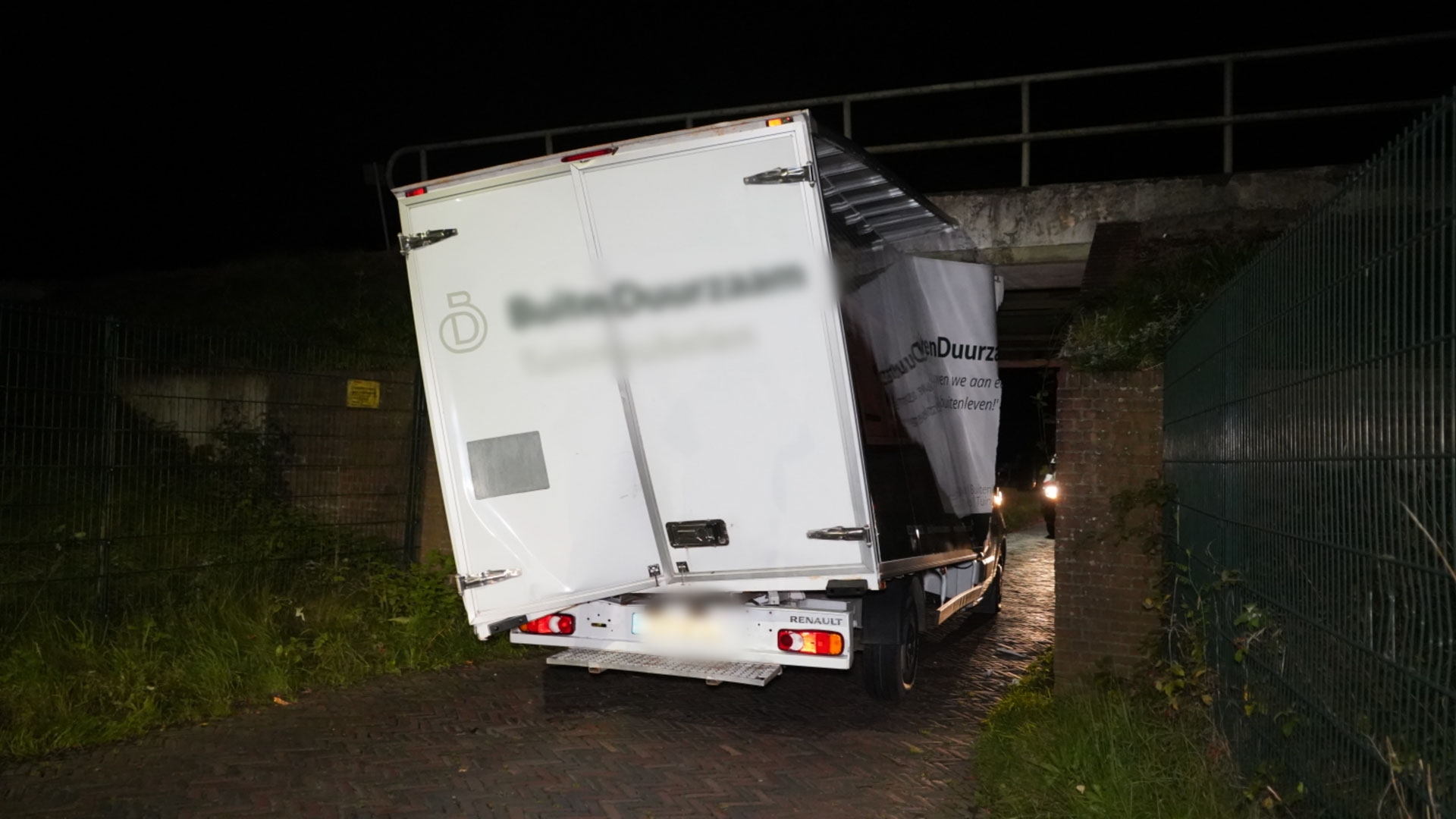 Bestelbus klem onder spoortunneltje: enige tijd geen treinen tussen Assen en Groningen