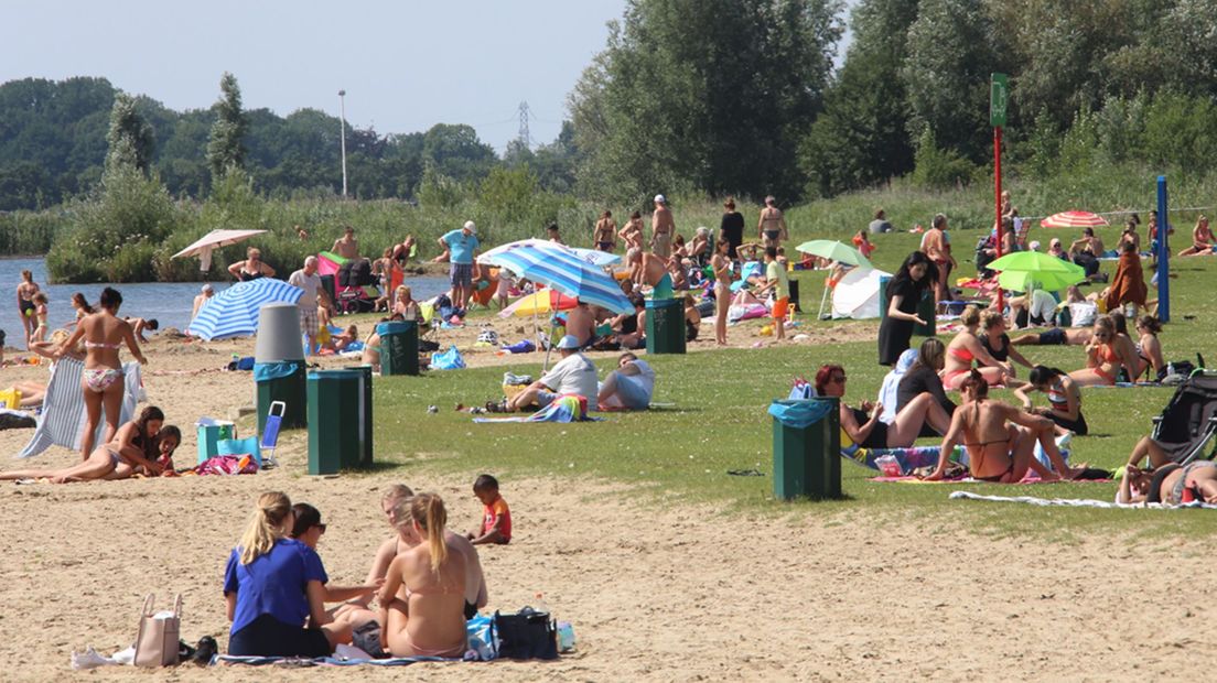 Er waren veel mensen op het strand.